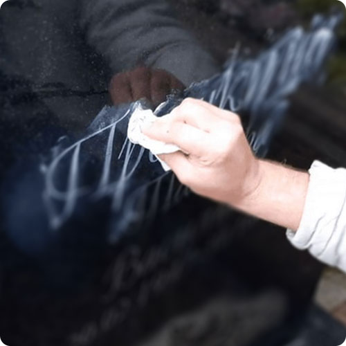 Благоустройство могил | Покрытие гравировки белой краской